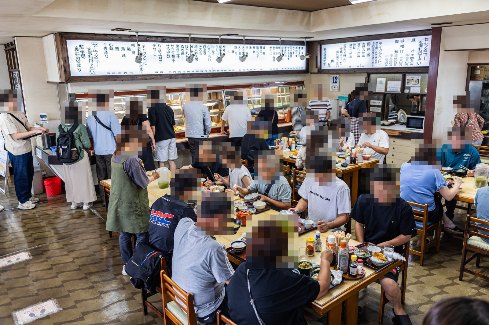 昼どきに賑わうとん汁桝形の店内