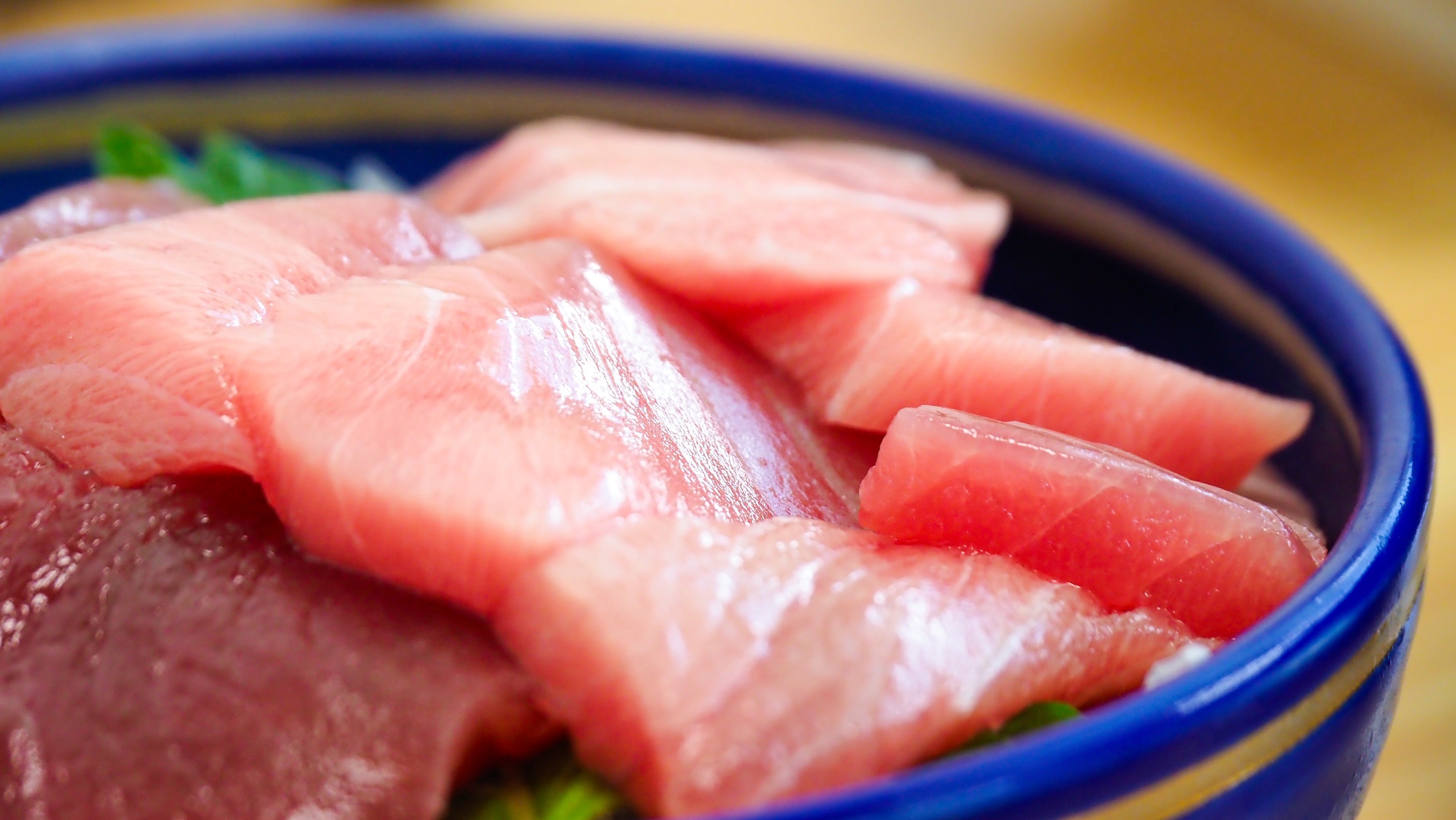 そうざいの中でも特に人気の高い、まぐろの刺身盛り合わせです。脂がのっててとても美味しいです。