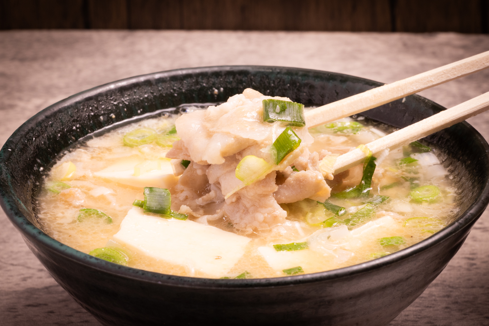 とん汁には、よく煮込んだ豚肉がたっぷり入っています。柔らかくとろける食感と濃厚な旨味。