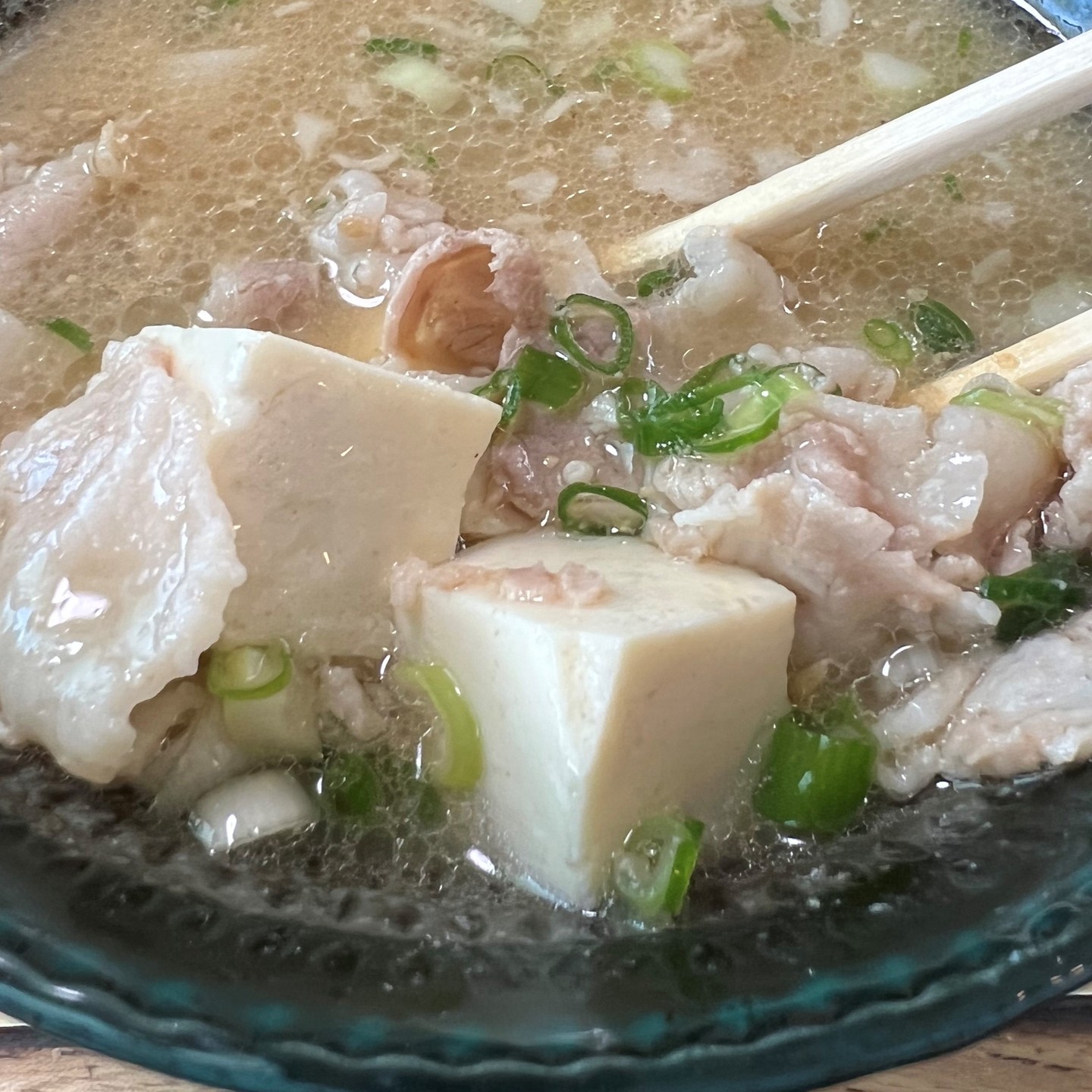 豚肉、豆腐、ねぎが入った桝形のとん汁