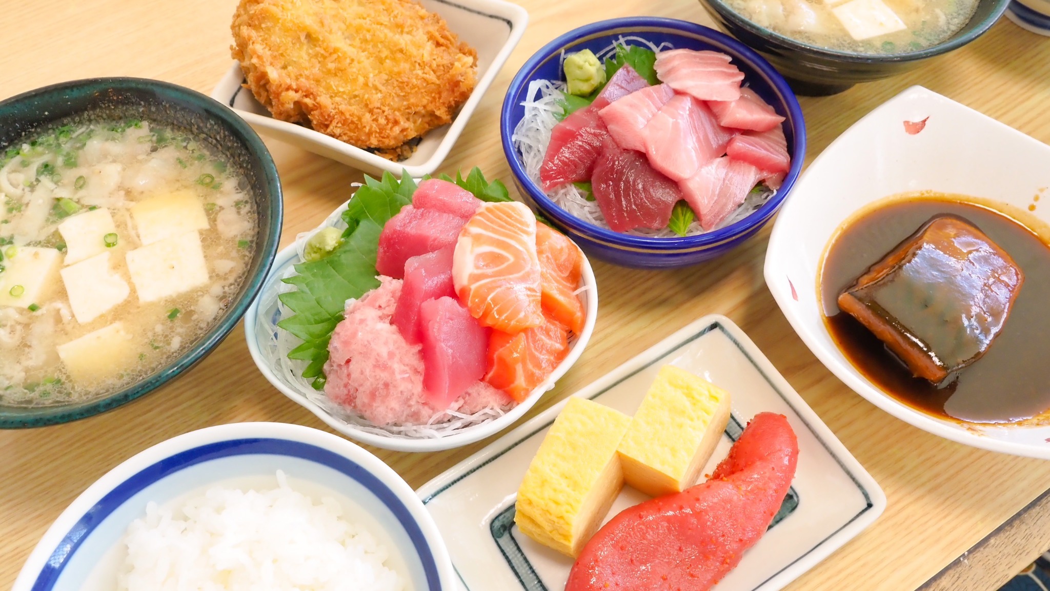 とん汁、ご飯、そうざいが並ぶ桝形の食卓